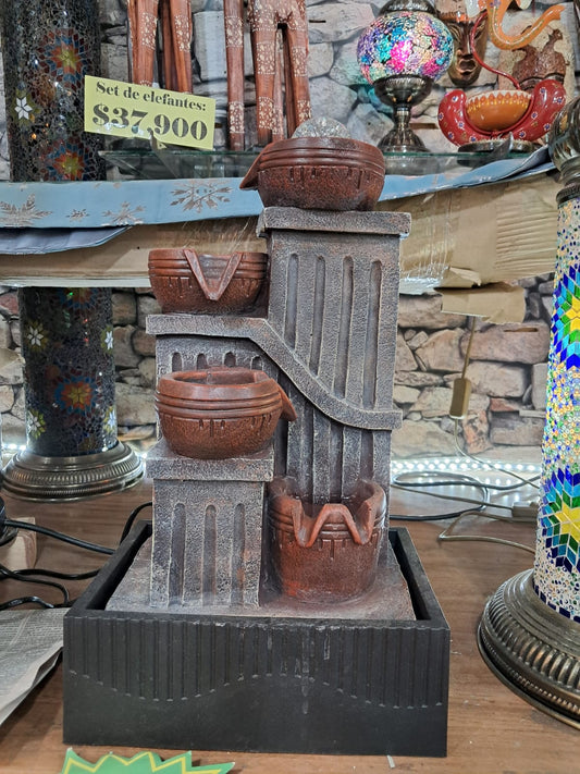 Cascada de agua vasijas